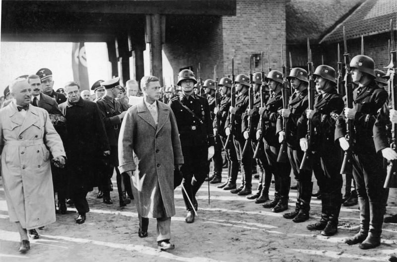 Windsor Dükü Ordensburg Krössinsee'de SS birliklerini teftiş ederken; Ley açık renkli ceket giyiyor.