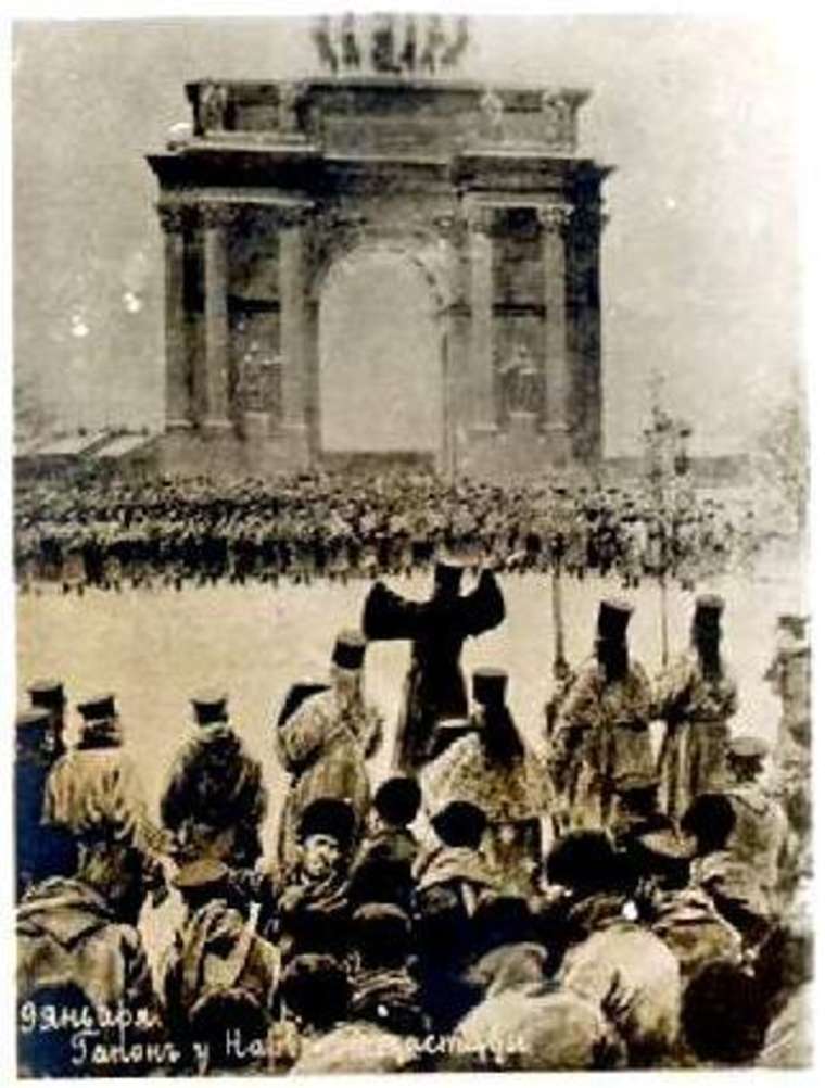 Moskova'da silahlı askerlerle karşı karşıya gelen kalabalık, Rusya'da 1905 Devrimi'ne yol açan bir olay
