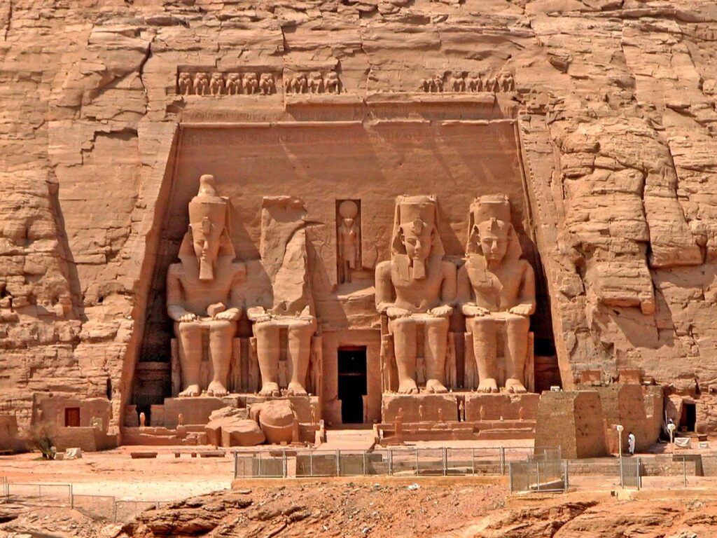 II. Ramses Büyük Tapınağı, günümüzde Mısır'ın güneyindeki Aswān muḥāfaẓah'da (valilik) bulunan Ebu Simbel'deki iki tapınaktan daha büyük olanı.
