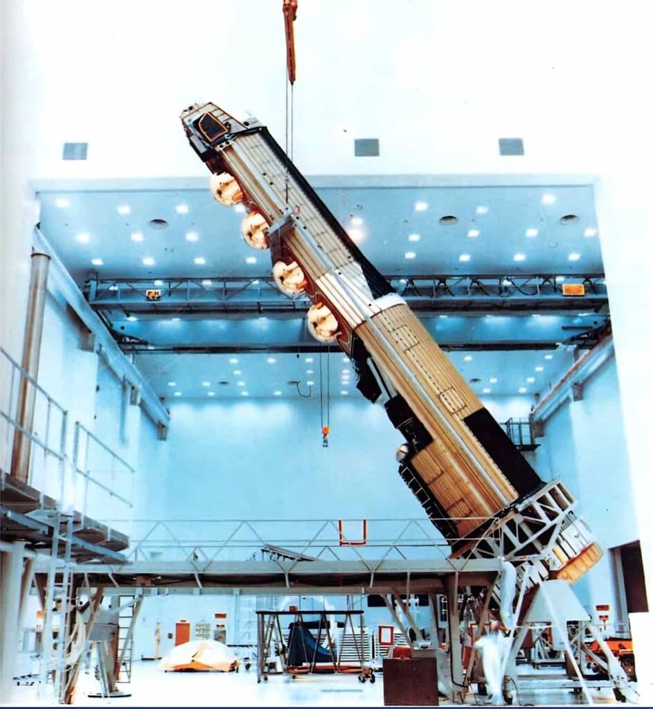 Lockheed tarafından montaj sırasında bir KH-9 HEXAGON.