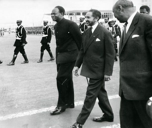 Etiyopya İmparatoru Haile Selassie (ortada) ve Gana'nın ilk Devlet Başkanı Kwame Nkrumah (solda) 1963 yılında Addis Ababa'da Afrika Birliği'nin kuruluşu sırasında.