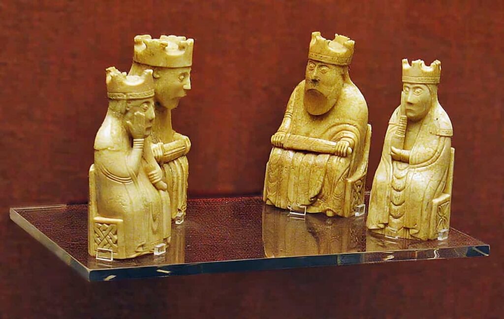 Uig ya da Lewis satranç adamlarından iki kral ve iki kraliçe.
