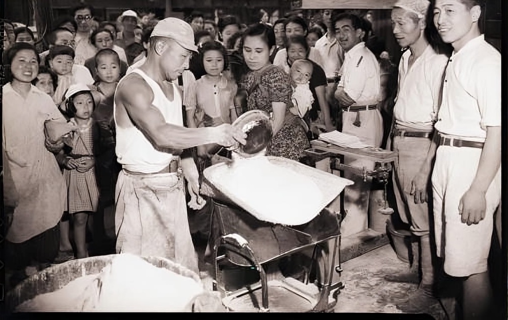 ikinci dünya savaşında gıda yardımı alan Japon kadın.