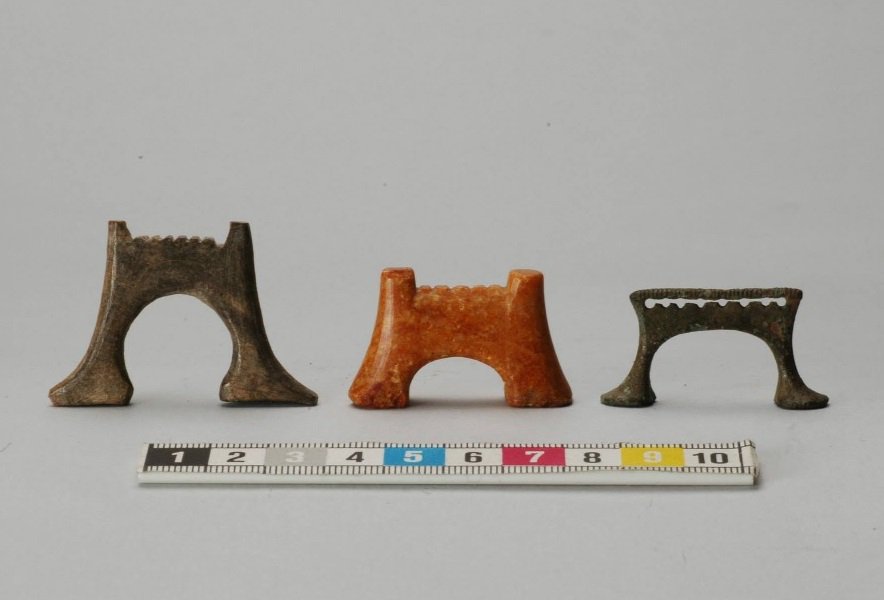 Bugüne kadar İsveç'te bulunan lirler için boynuz (Björkö/Birka'dan), kehribar (Broa, Gotland'dan) ve bronzdan (Gerete, Gotland'dan) yapılmış 3 dizeli köprüler