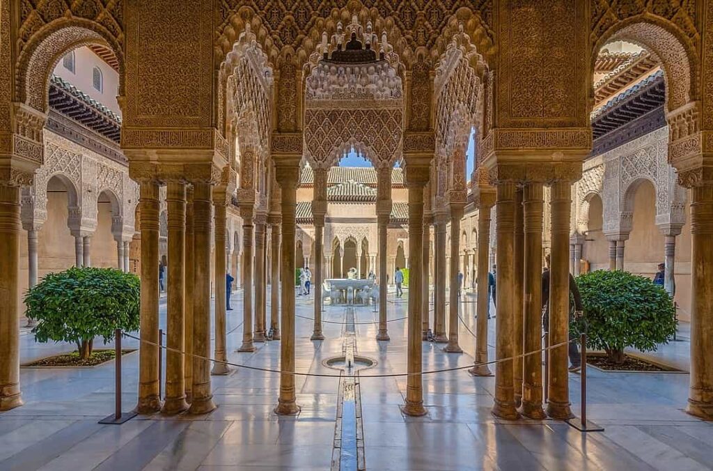 Nasrid Granada'nın sarayı Elhamra'dan gösterilen Aslanlar Avlusu
