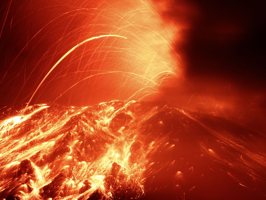 Devasa volkanlar, yerin derinliklerinde biriken devasa magma havuzları tarafından beslenmektedir.