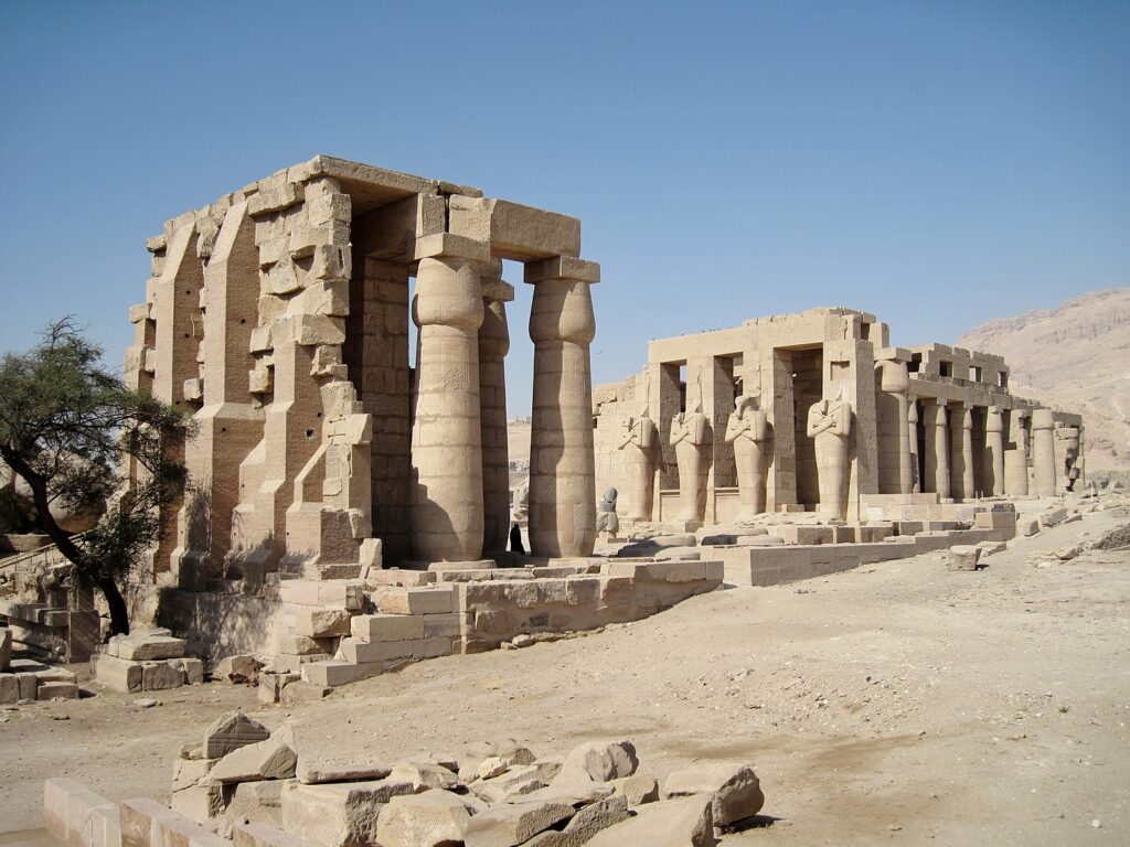 Ramesseum'daki harap yapılar.