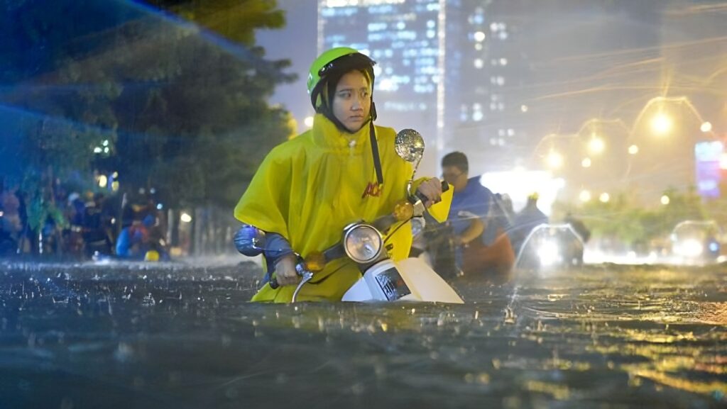 Vietnam'da caddeler sular altında.