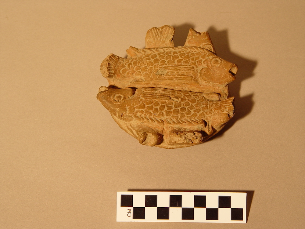 Dört balık gösteren çömlek kavanoz kapağı, MÖ 3.-1. yü