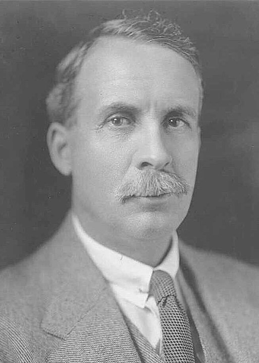 Savunma Bakanı Sir George Pearce orduya emu nüfusunu itlaf etme emri verdi. Daha sonra Senatör James Dunn tarafından parlamentoda "Emu Savaşı Bakanı" olarak adlandırıldı.