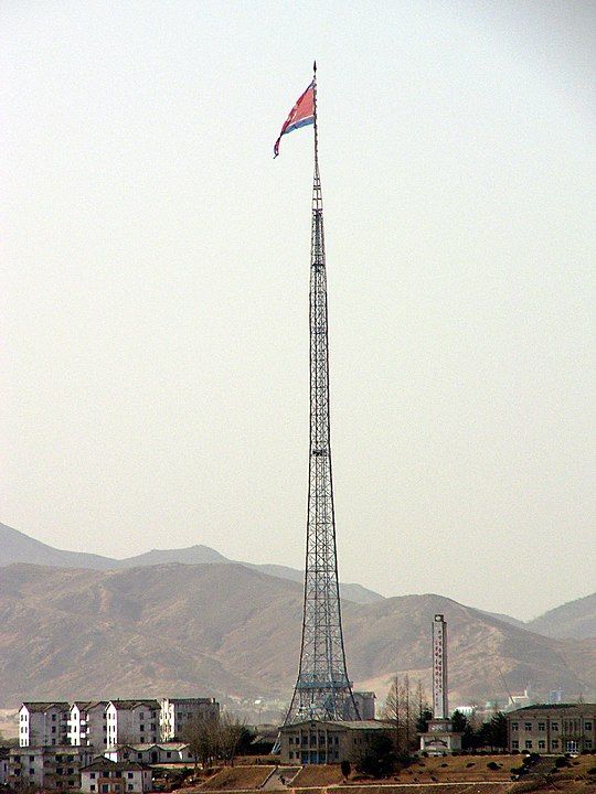 Panmunjeom yakınlarındaki Kijŏng-dong üzerinde Kuzey Kore bayrağını dalgalandıran dünyanın en yüksek (160 m) dördüncü bayrak direği.