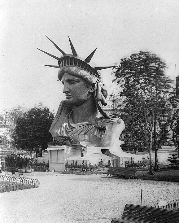 1878 Paris fuarında Özgürlük Heykeli'nin tamamlanan başı sergilendi.