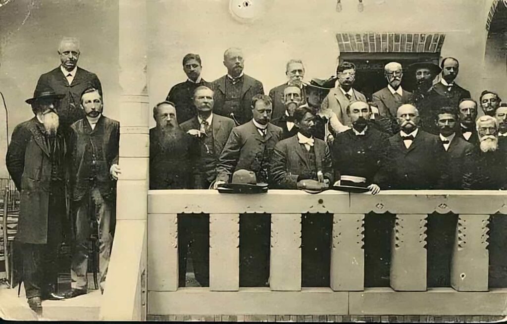 Rosa Luxemburg (ortada) Uluslararası Sosyalist Kongre katılımcıları arasında, Amsterdam 1904
