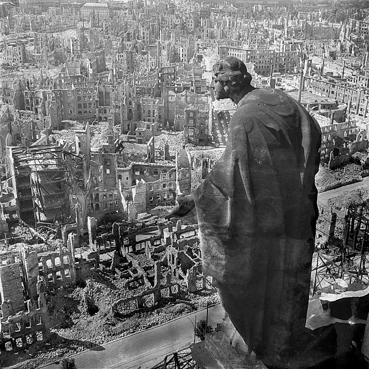 1945'te Rathaus'tan (belediye binası) Dresden, yıkımı gösteriyor.
