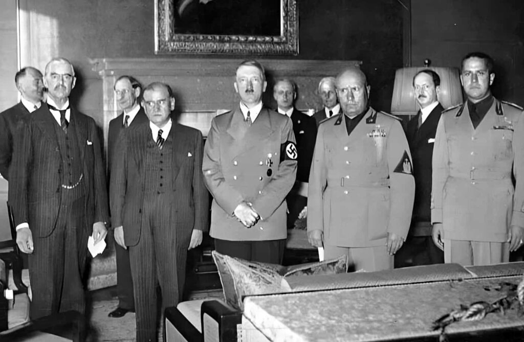 Adolf Hitler, Benito Mussolini ve Galeazzo Ciano hep birlikteler.