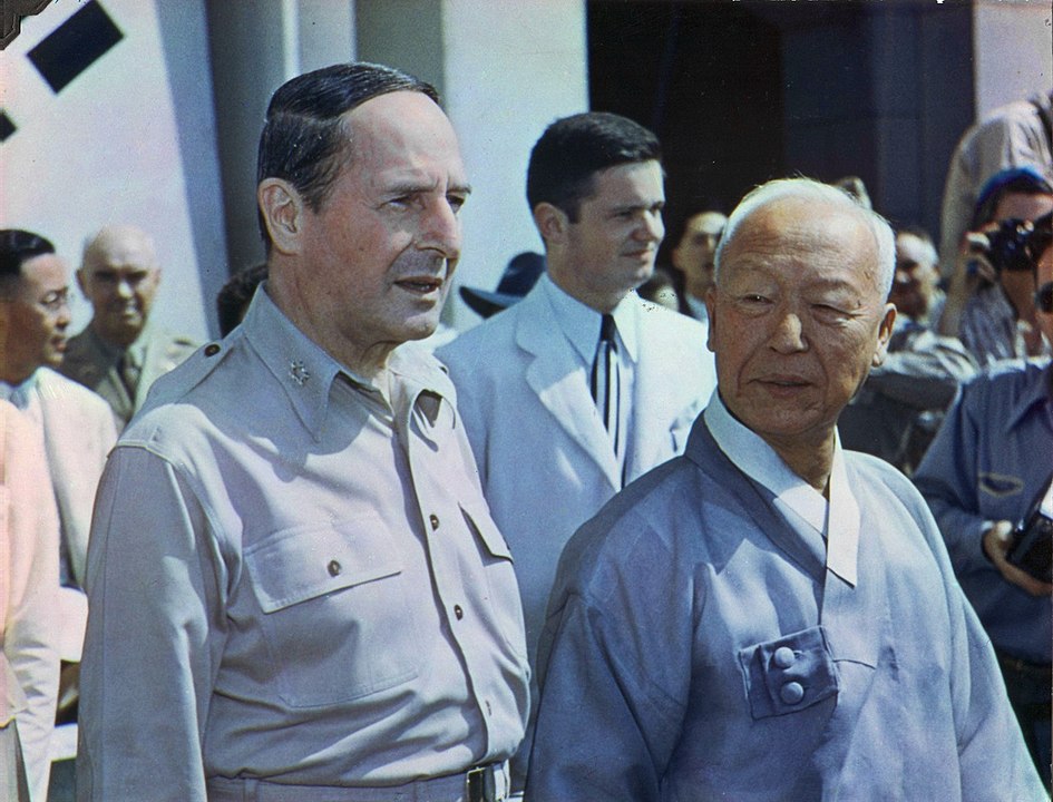 Syngman Rhee, 1948 yılında Kore Cumhuriyeti (Güney Kore) hükümetinin açılışını yapan büyük törende ABD'li general Douglas MacArthur ile birlikte.