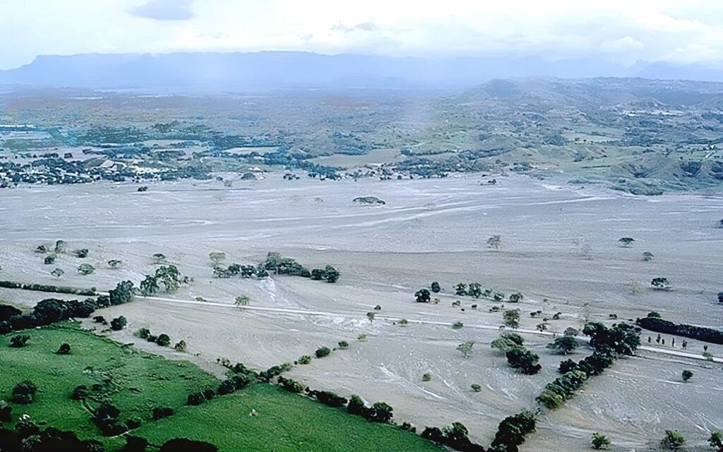 Nevado del Ruiz'in 1985'teki patlamasından kaynaklanan lahar Kolombiya'daki Armero kasabasını yerle bir etti
