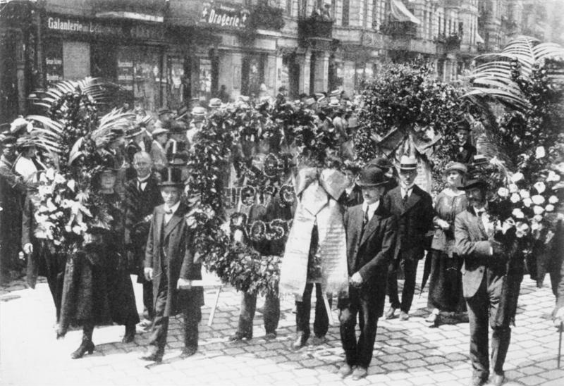 Rosa Luxemburg'un cenaze yürüyüşünün başı, 13 Haziran 1919
