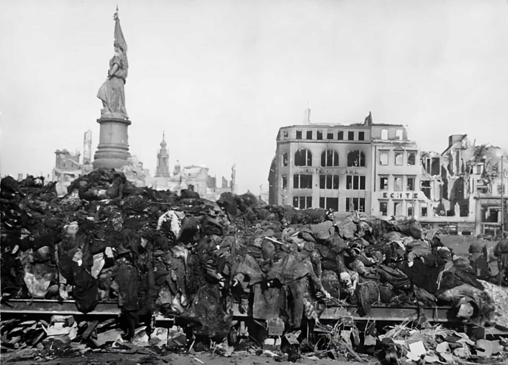 Dresden bombardımanı sonrası yakılmayı bekleyen cesetler.