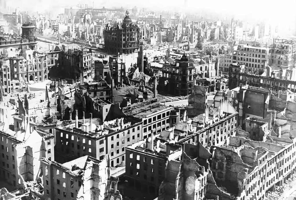 Dresden kent merkezinin yüzde doksanından fazlası tahrip edildi.