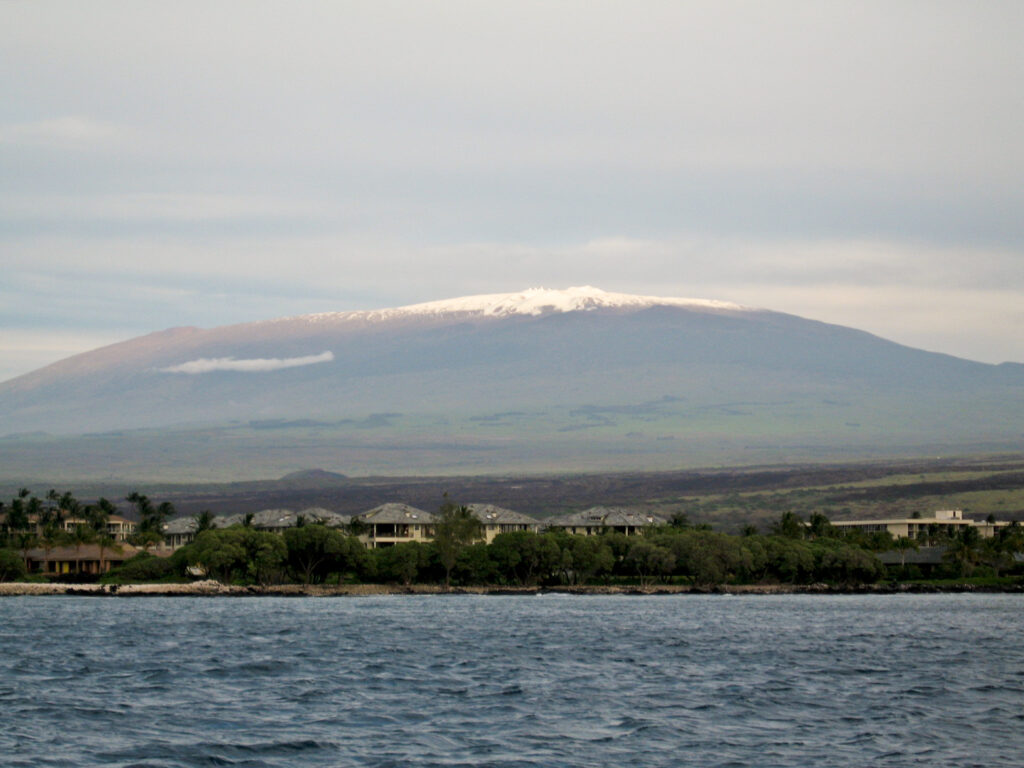 Hawaii'deki Mauna Kea yanardağının okyanustan görünümü.