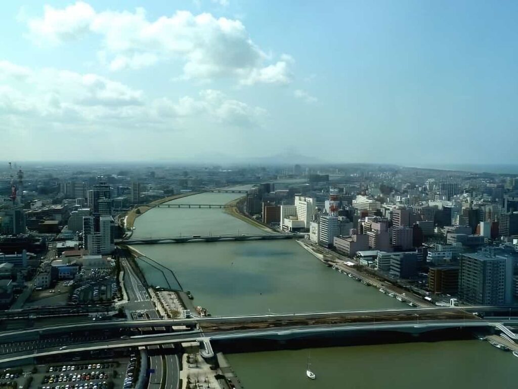 Japonya'daki Chikugo Nehri yükselen deniz seviyesinde şehri yutabilir.