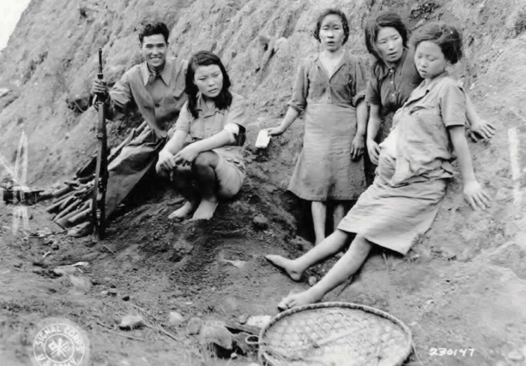 Müttefik kuvvetler tarafından kurtarılan dört Koreli konfor kadını. nanking