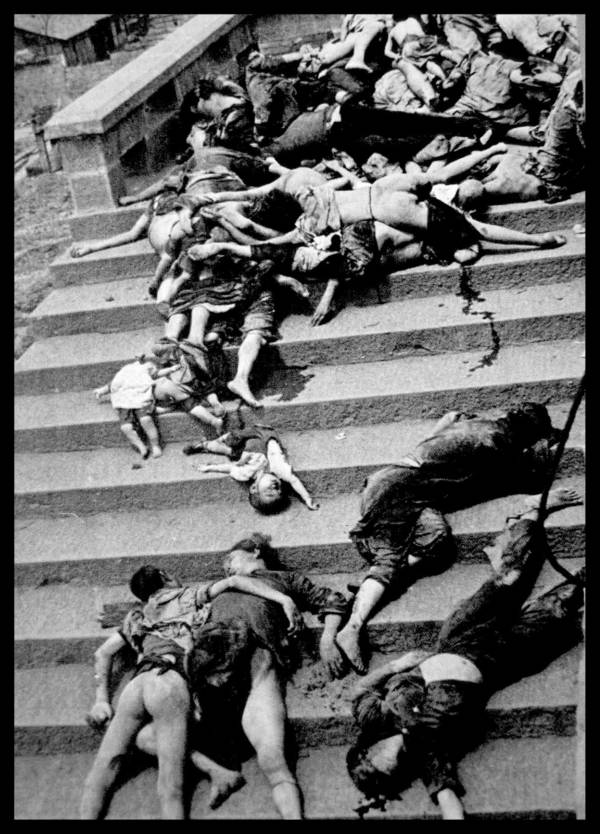 Japonların katliamı sonrası cesetler basamaklara dağılmış.