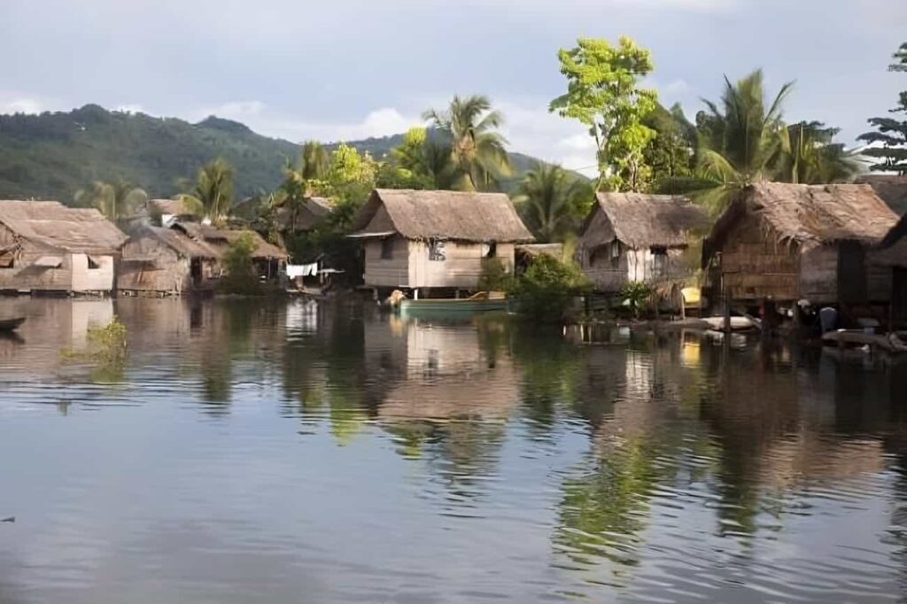 Solomon Adaları'nda sütunlar üzerine dikili evler.