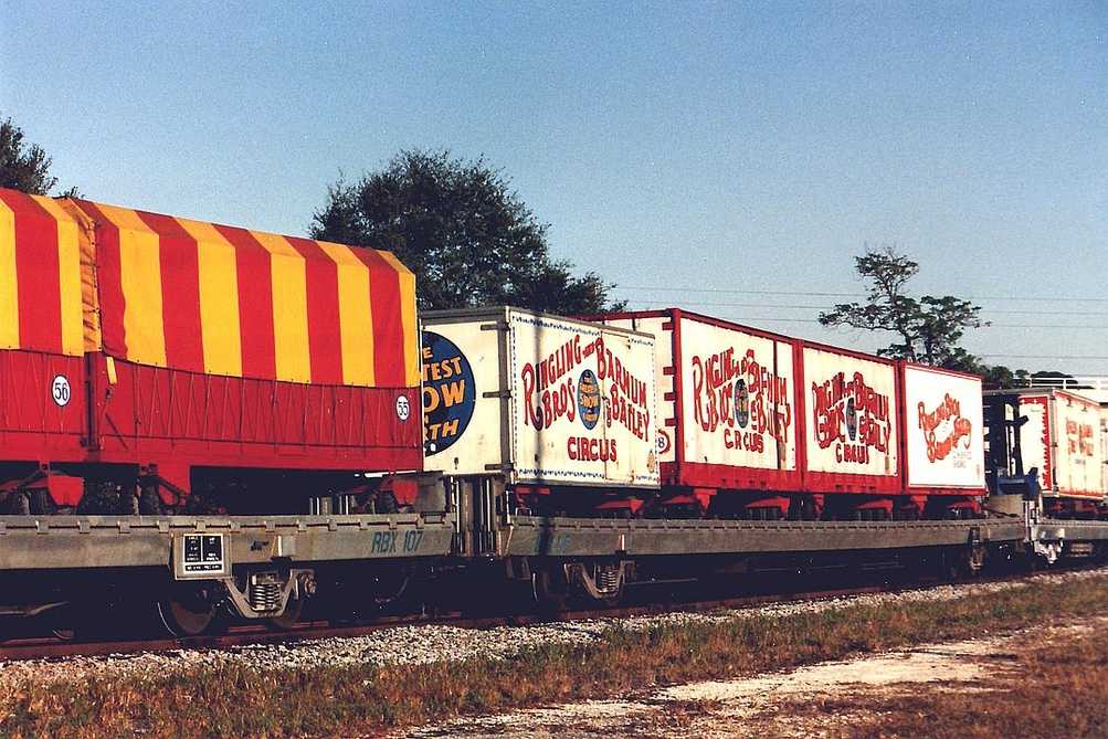 Sirk treni Safety Harbor, Florida'dan geçiyor