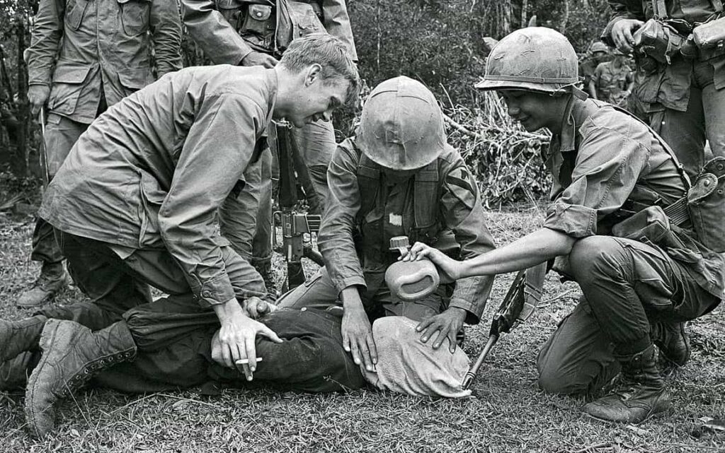 Güney Vietnam askeri Da Nang yakınlarında yakalanan bir Kuzey Vietnamlı savaş esirine su işkencesi 