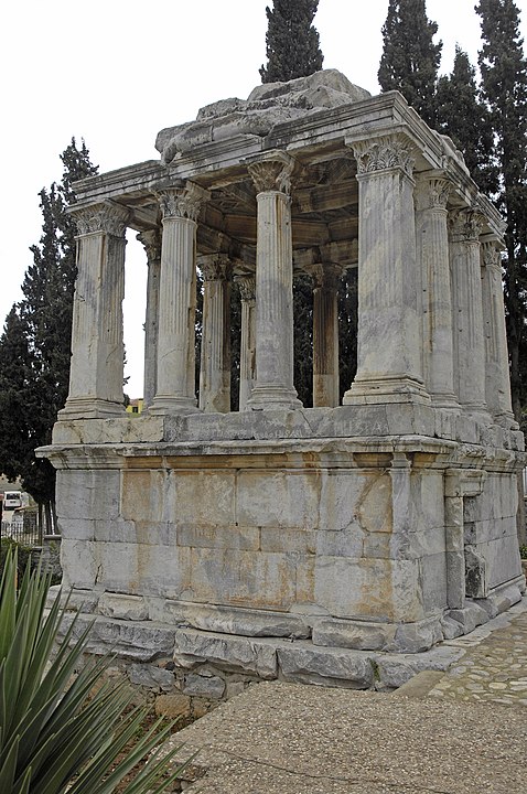Halikarnas Mozolesi'nin küçük ölçekli bir Roma dönemi (MÖ 2. yüzyıl) kopyası olan Gümüşkesen de bulunmaktadır.