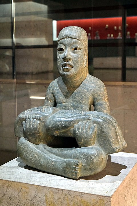 El Señor de las Limas; MÖ 1000-600; yeşil taş; yükseklik: 55 cm; Xalapa Antropoloji Müzesi
