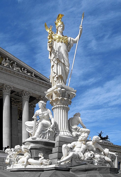 Avusturya Parlamento Binası önündeki Pallas Athena heykeli.