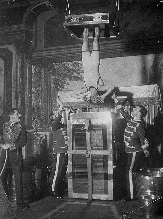 Houdini Çin Su İşkencesi Hücresi'nde