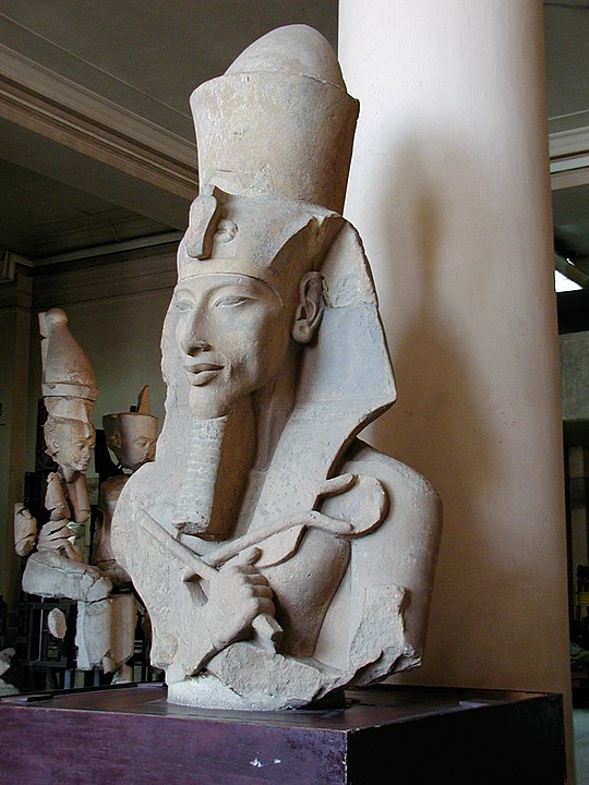 Mısır Müzesi'ndeki Akhenaton Heykeli
