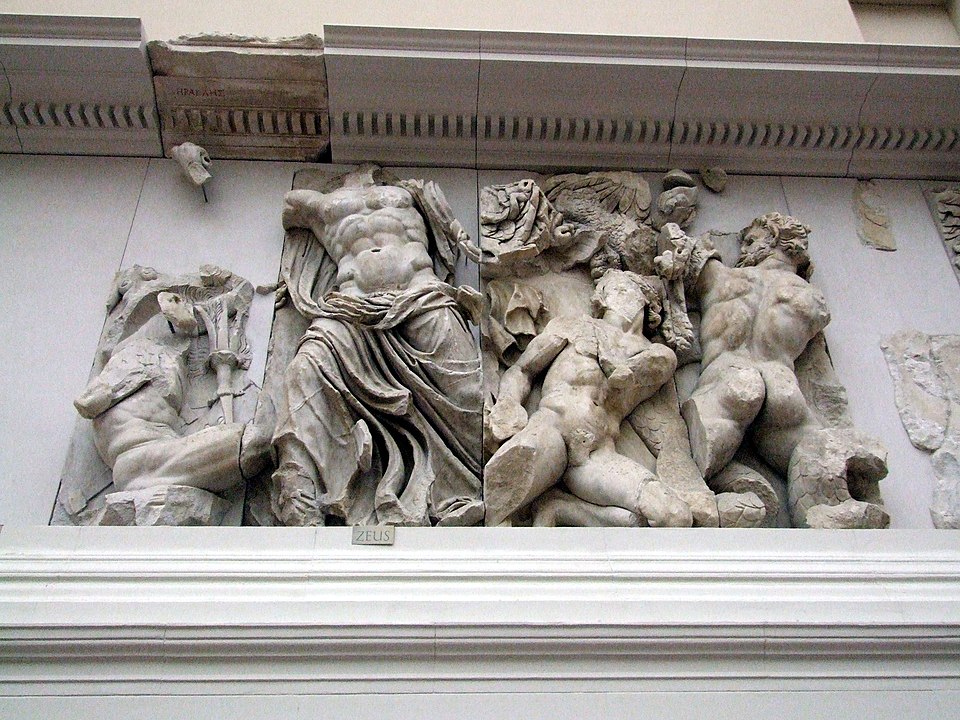 Zeus (sol ortada) Porphyrion'a (en sağda) karşı savaşırken,
