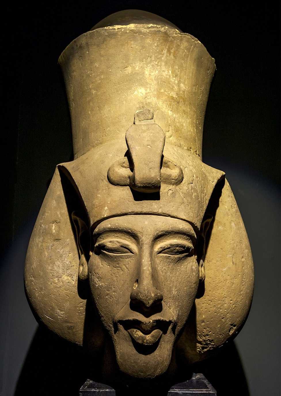 Akhenaton heykeli