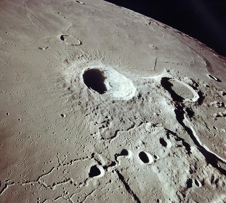 Apollo 15'ten Aristarchus (ortada) ve Herodot (sağda), NASA fotoğrafı

