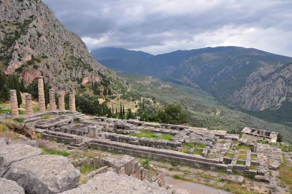 Kahinin gelecekten haber verdiği Delphi'deki Apollo Tapınağı'nın kalıntıları.