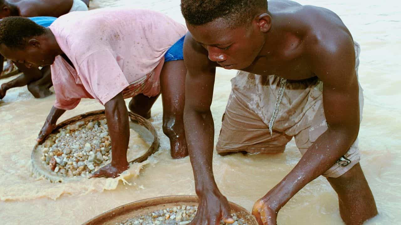 afrika'da elmas arayan işçiler