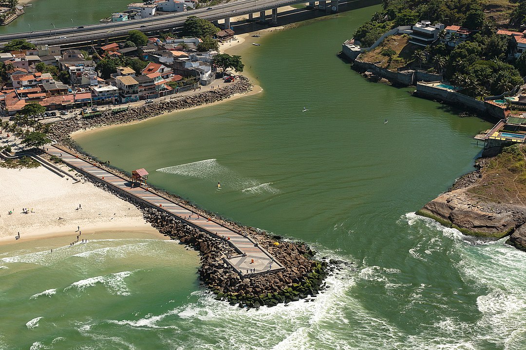 Rio de Janeiro kentindeki Barra da Tijuca'da bulunan Quebra Mar'ın havadan görünümü.