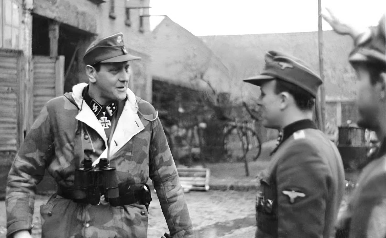 Skorzeny Brandenburg'da 600. SS Paraşüt Taburunu ziyaret ederken