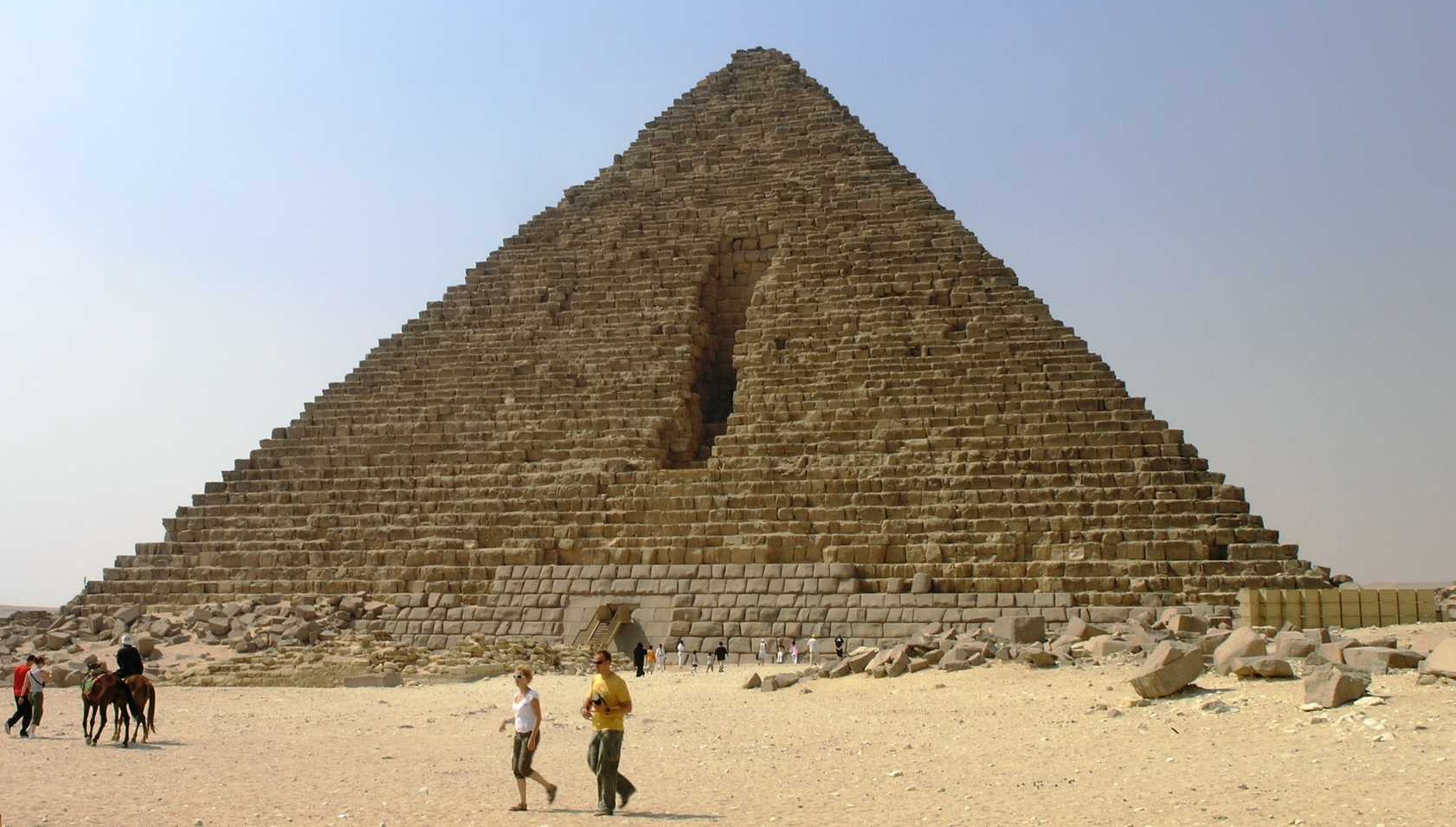 Menkaure (Mikerinos) piramidine verilen zarar.