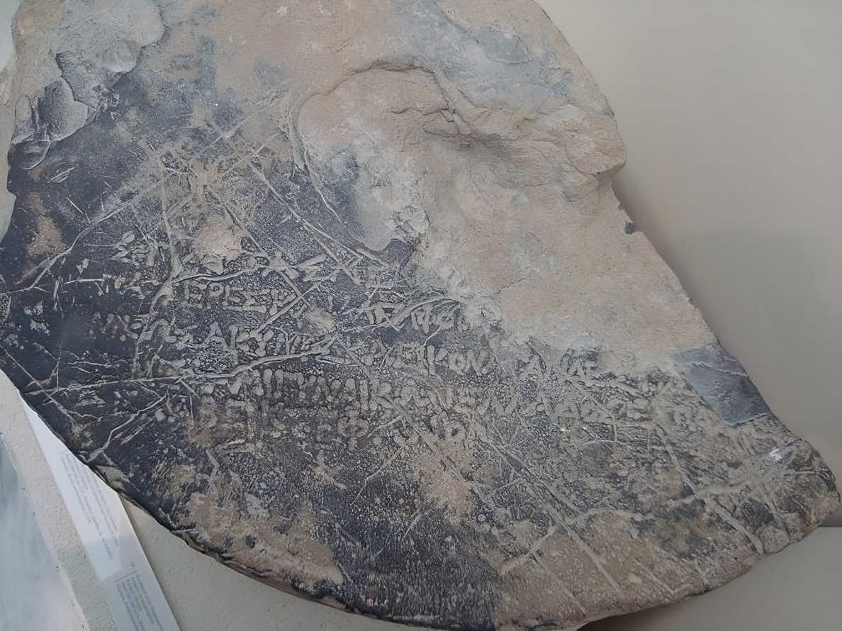 Olympia'dan Cynisca'nın yazıtının bulunduğu heykel kaidesi