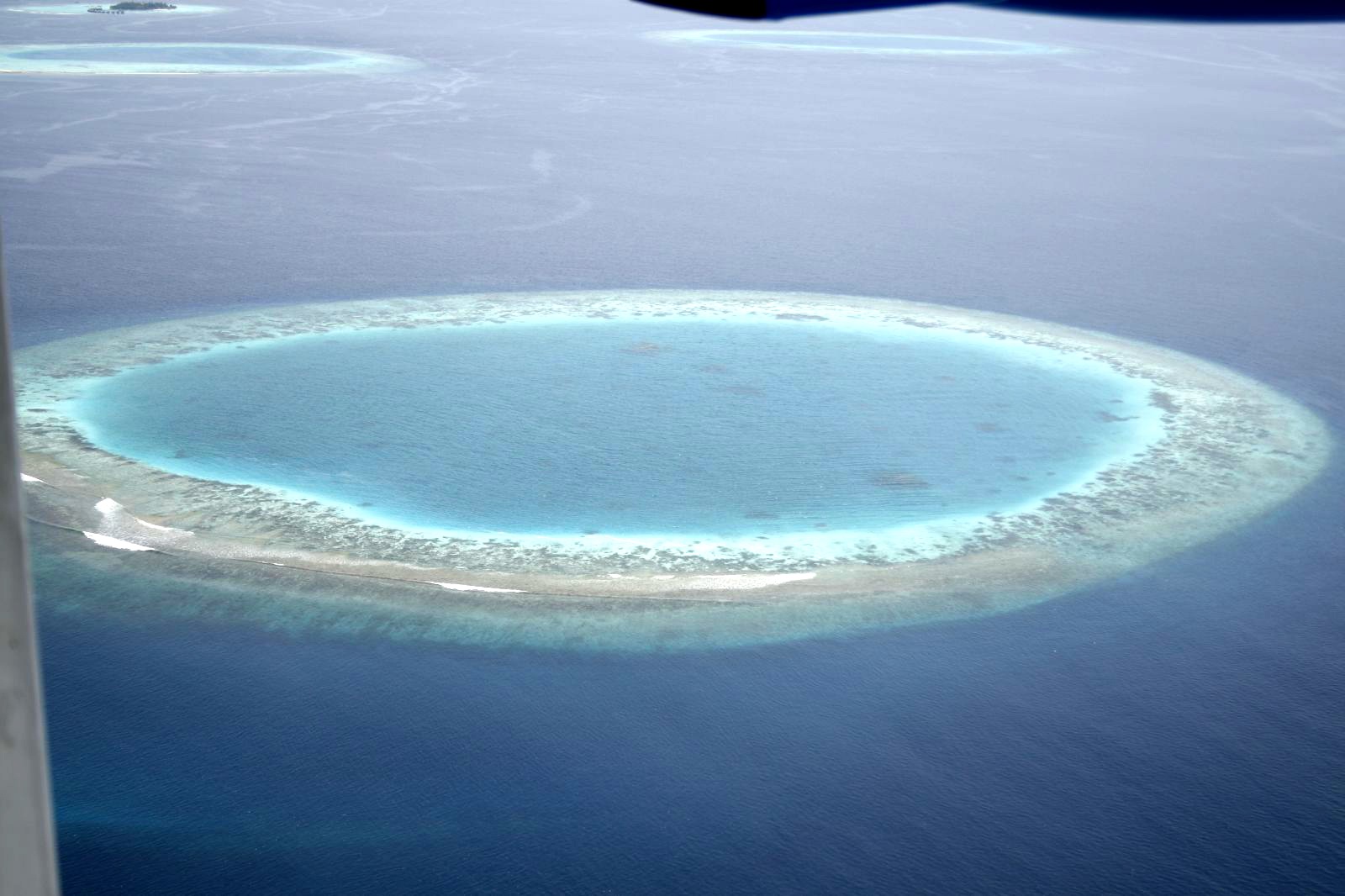 Maldivler'de küçük bir mercan adası
