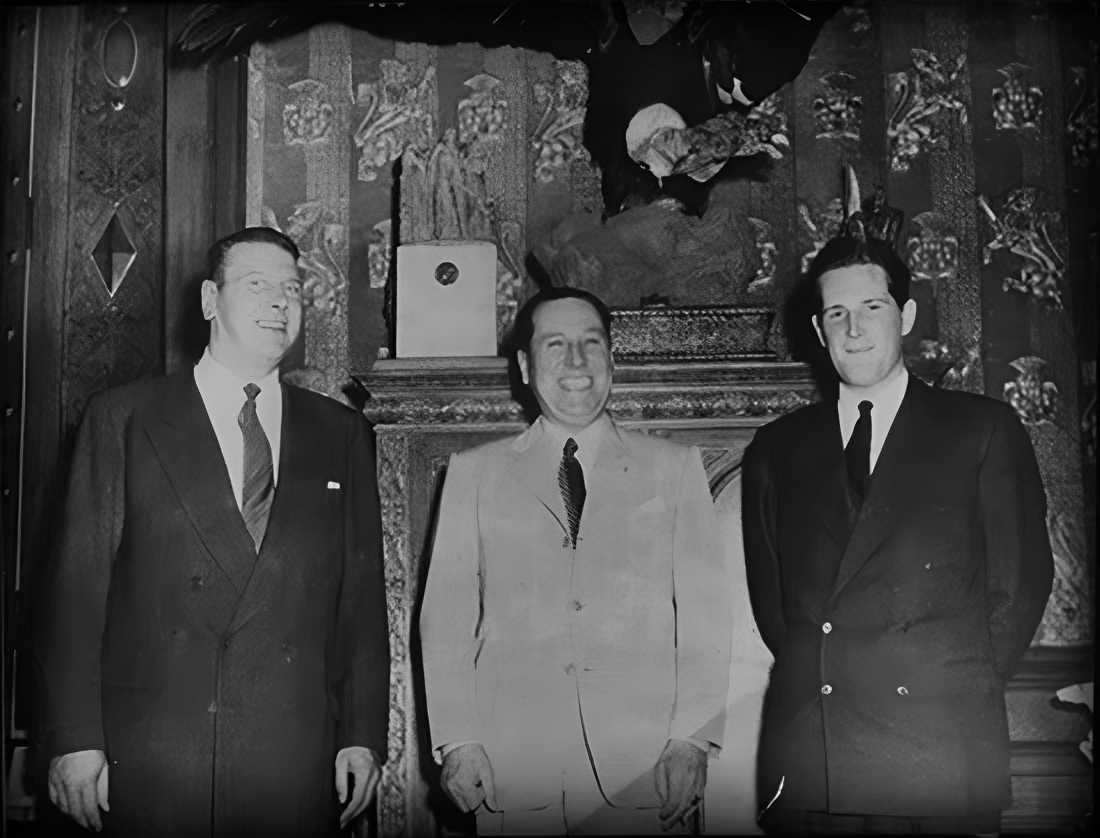 Skorzeny (solda) ve Juan Perón (ortada)
