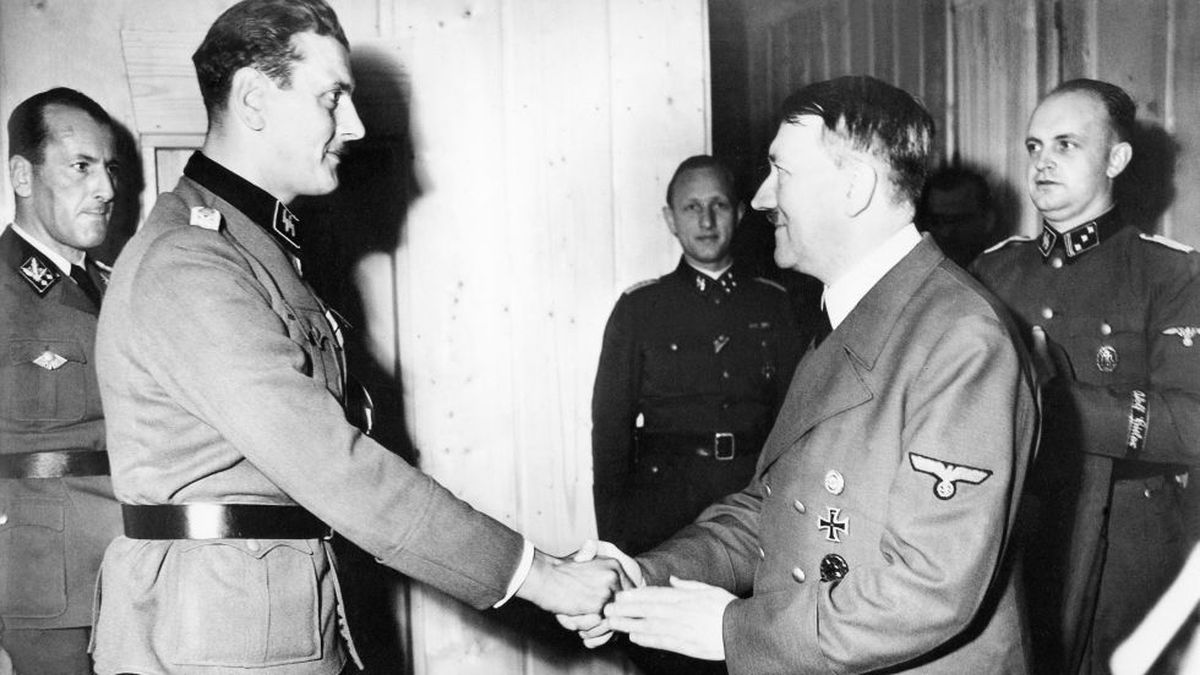 Adolf Hitler en üst düzey komandosu Otto Skorzeny ile el sıkışıyor
