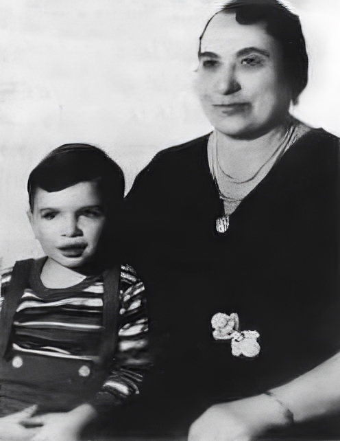 Genç Capone annesiyle birlikte