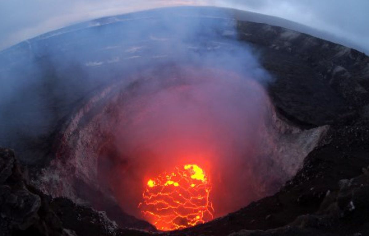 Bu fotoğraf 6 Mayıs 2018 tarihinde Hawaii Yanardağ Gözlemevi tarafından Kilauea yanardağının zirvesinde çekilmiştir. Görsel: HO / ABD Jeolojik Araştırmalar Kurumu / AFP.